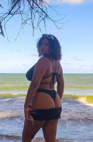 Sou morena,gordinha do cabelo cacheado 
Peso 82 quilos tenho 1,62 de altura 